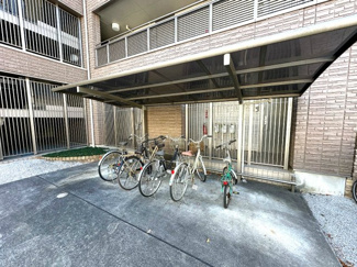 【その他共用部分】 | 屋根付きの駐輪場があるので雨が降っても安心です☆荷物が重いときに自転車があれば助かりますね！