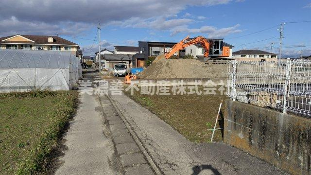 ６２４６２　羽島郡岐南町薬師寺６丁目土地の前面道路含む現地写真