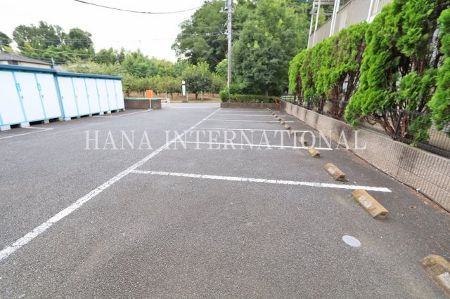 レオパレスフローラの駐車場