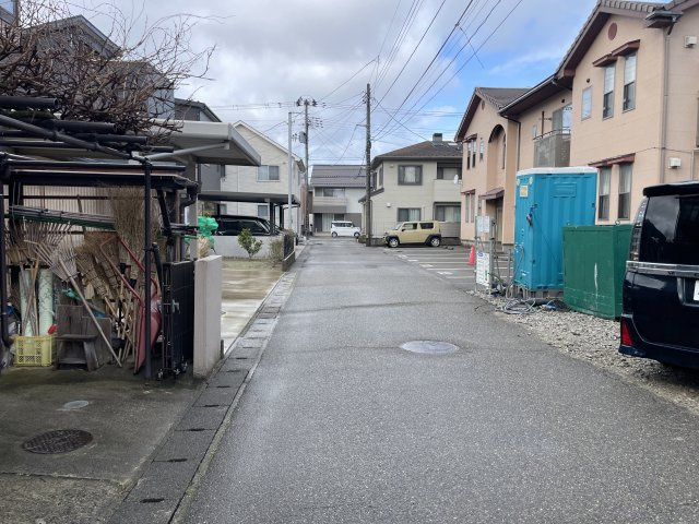 クレイドルガーデン　東区中野山第５　全２棟の前面道路含む現地写真