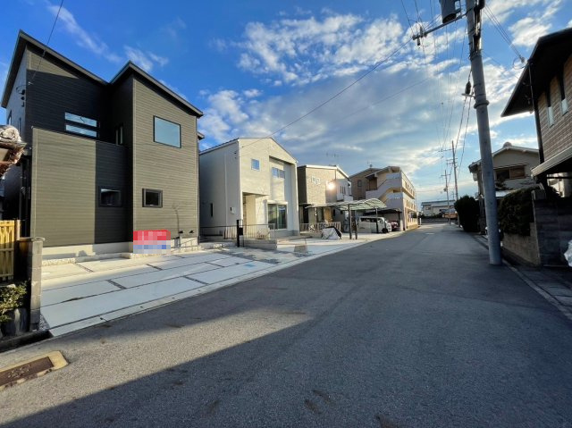 野洲市行畑2丁目　築後未入居の前面道路含む現地写真|前道広々6.8ｍ。