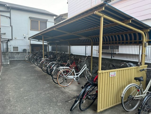 【その他共用部分】 | シェルプール弐番館 | 屋根付き駐輪スペースです