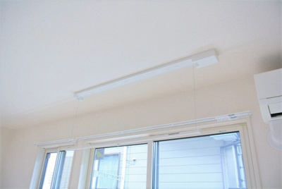 【設備】 | チェリーブロッサム | 洋室7帖のお部屋にある室内物干しです！雨の日やお出掛け時の室内干しにとても便利☆花粉や梅雨の時期に重宝しますね♪