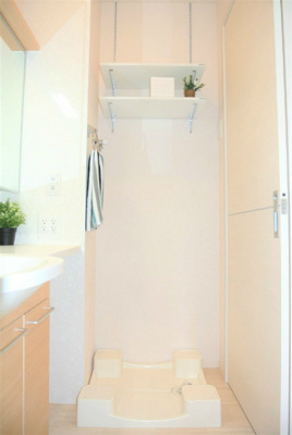 【設備】 | チェリーブロッサム | 洗面所内、洗髪洗面化粧台横にある室内洗濯機置き場です♪防水パンが付いているので万が一の漏水にも安心です！上部には便利な収納棚付き♪