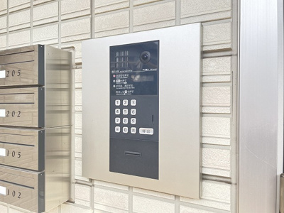 【エントランス】 | チェリーブロッサム | 防犯対策に有効なオートロック付きのエントランスです！一人暮らしの方も安心ですね♪