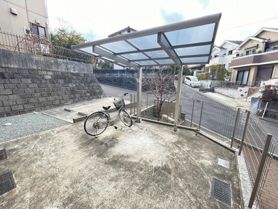 【その他共用部分】 | チェリーブロッサム | 屋根付きの駐輪場で雨が降っても大切な自転車が濡れなくてすみますね♪自転車はちょっとした移動手段に便利ですよね！