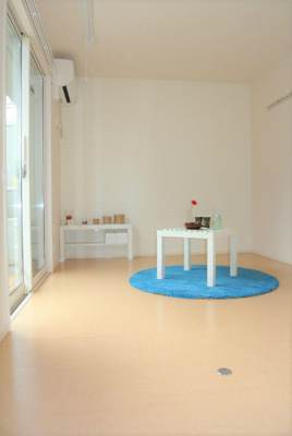 【洋室】 | チェリーブロッサム | 東向き洋室7帖☆バルコニーに繋がるお部屋です！エアコン付きで1年中快適に過ごせますね☆