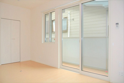 【寝室】 | チェリーブロッサム | 東向き洋室7帖☆ワンステップクローゼットがあります♪お洋服の多い方もお部屋が片付いて快適に過ごせますね♪