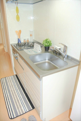 【キッチン】 | チェリーブロッサム | 2口ガスコンロ/グリル付きシステムキッチンです☆場所を取るお鍋やお皿もすっきり収納できます♪