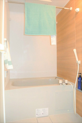 【浴室】 | チェリーブロッサム | 追い焚き機能・浴室暖房乾燥機付きバスルーム♪雨の日のお洗濯にも便利な物干しバー完備です！お風呂に浸かって一日の疲れもすっきりリフレッシュ♪