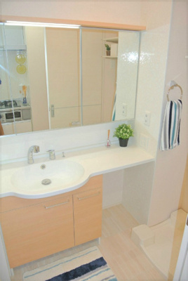 【洗面所】 | チェリーブロッサム | 角度の変えられる3面鏡付きの洗髪洗面化粧台です♪朝のバタバタに大活躍！お化粧する時にも便利☆