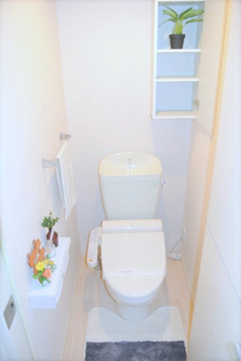 【トイレ】 | チェリーブロッサム | トイレは温水洗浄便座付き♪人気のバストイレ別です♪小物を置ける便利な棚やタオルハンガーも付いています♪
