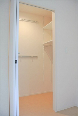 【収納】 | チェリーブロッサム | 洋室7帖のお部屋にあるワンステップクローゼットです！棚が2段＋ハンガーラックでたっぷり収納出来ます☆