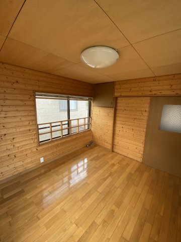 山口駐屯地近く！木の温もりを感じる設備充実の2階建て戸建ての洋室|コンパクトで使いやすい洋室です