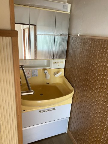 山口駐屯地近く！木の温もりを感じる設備充実の2階建て戸建ての独立洗面台|独立洗面台、朝の身支度には欠かせません