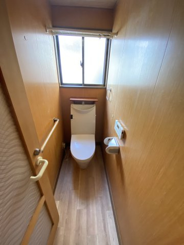 山口駐屯地近く！木の温もりを感じる設備充実の2階建て戸建てのトイレ|落ち着いた色調のトイレです