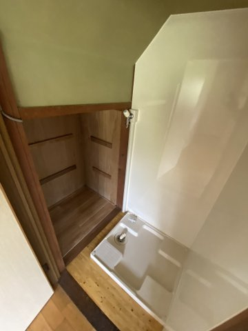 山口駐屯地近く！木の温もりを感じる設備充実の2階建て戸建てのその他|洗濯機置き場です