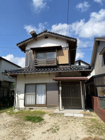 山口駐屯地近く！木の温もりを感じる設備充実の2階建て戸建て