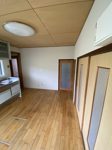 山口駐屯地近く！木の温もりを感じる設備充実の2階建て戸建ての居間・リビング