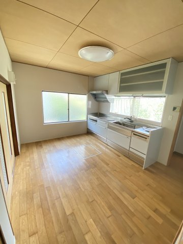 山口駐屯地近く！木の温もりを感じる設備充実の2階建て戸建てのキッチン|お料理しやすいキッチンです