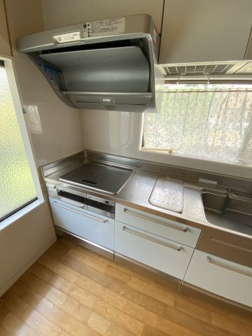 山口駐屯地近く！木の温もりを感じる設備充実の2階建て戸建てのキッチン|二口のIHヒーター付き