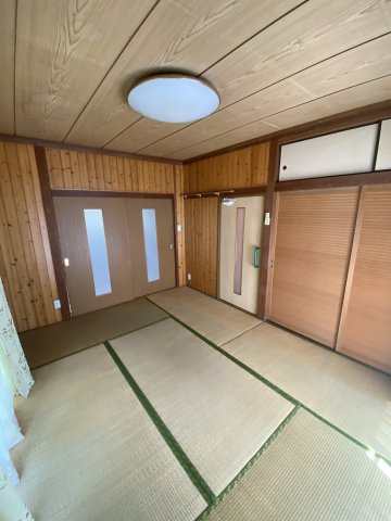 山口駐屯地近く！木の温もりを感じる設備充実の2階建て戸建ての和室|畳の上でゆっくりとくつろげる和室です