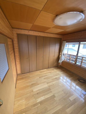 山口駐屯地近く！木の温もりを感じる設備充実の2階建て戸建ての洋室|ゆったりした洋室です