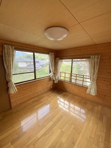 山口駐屯地近く！木の温もりを感じる設備充実の2階建て戸建ての洋室|コンパクトで使いやすい洋室です