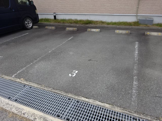メゾン　ド　エムの駐車場
