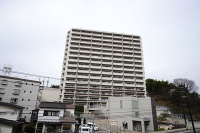 【外観】 | 【上質リノベ】ザ・パークハウス府中南 | 【耐震性】
耐震性の高さを判断するポイントは、
建築確認申請日が1981年6月1日以降の
新耐震基準に適合しているかどうか。
震度６程度の大地震でも
建物が崩壊しないレベルが基準になりました。