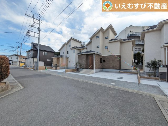 BLOOMING GARDEN　上里町七本木の前面道路含む現地写真|充分な広さの前面道路
間口が広くお車の出し入れも問題なく行えるスペースが確保されています♪