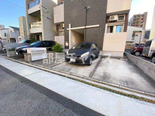 アルテミス新栄の駐車場