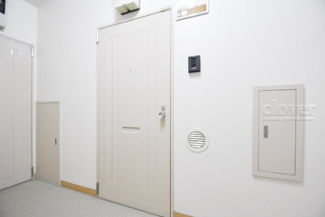 【その他共用部分】 | 皆様をお迎えする、お部屋の玄関ドア。開けやすさや開放角度、ドアノブの操作しやすさや鍵の形状などを、現地で一度ご確認ください。～即日のご見学可能～　お問合せはお気軽にどうぞ。