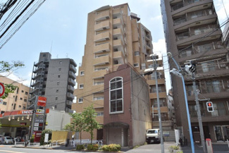 【外観】 | 青空によく映える建物です。手入れの行き届いた外壁やマンション正面エントランスなど、綺麗な姿をぜひ一度、現地にてご覧ください。～即日のご見学可能～　お問合せはお気軽にどうぞ。