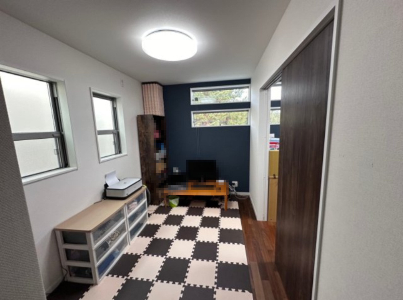 中古戸建　伊丹市西野5丁目　令和2年築の洋室|隣の北東のお部屋と扉で続いており、扉を開ければ10帖のお部屋としてお使いいただけます。