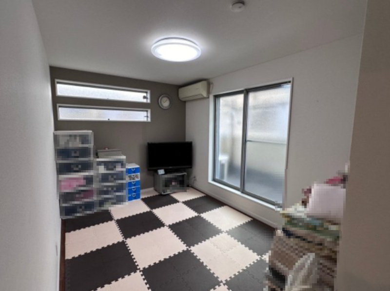 中古戸建　伊丹市西野5丁目　令和2年築の洋室|2F南側のお部屋。6.7帖の洋室です。