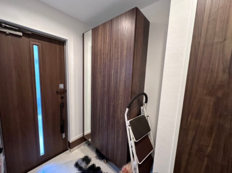 中古戸建　伊丹市西野5丁目　令和2年築の玄関|玄関上がりにも収納スペースがあるので、お客様用スリッパやお出かけセット等の収納にも便利です。