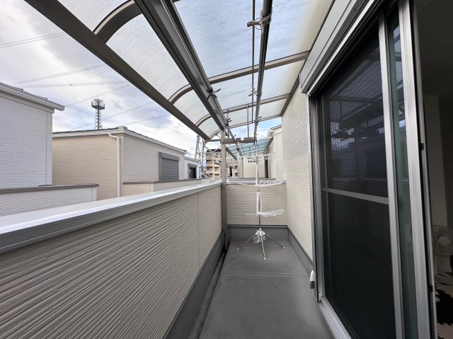 中古戸建　伊丹市西野5丁目　令和2年築のバルコニー|屋根付きバルコニーで、急な天候不良でも慌てずに済みますね！