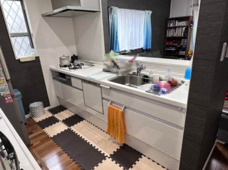 中古戸建　伊丹市西野5丁目　令和2年築のキッチン|対面タイプならキッチン内にいながらご家族やお客様との会話が楽しめます。