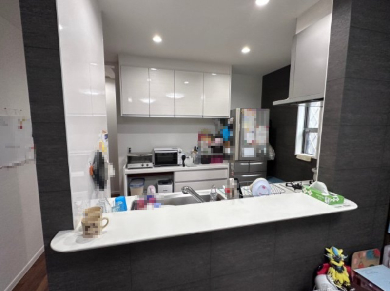 中古戸建　伊丹市西野5丁目　令和2年築のキッチン|カップボードもあります。収納たっぷりで、隠すと見せるのメリハリ収納のキッチンです。