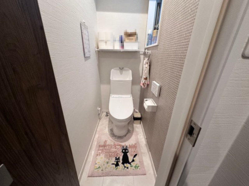 中古戸建　伊丹市西野5丁目　令和2年築のトイレ|トイレも十分な広さ！便利な手洗い器付きトイレです。