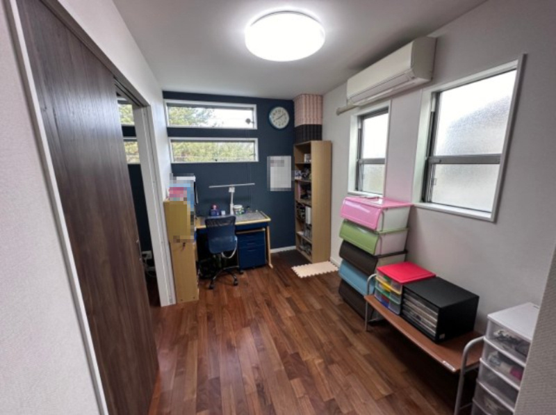 中古戸建　伊丹市西野5丁目　令和2年築の洋室|隣の北西のお部屋と扉で続いており、扉を開ければ10帖のお部屋としてお使いいただけます。