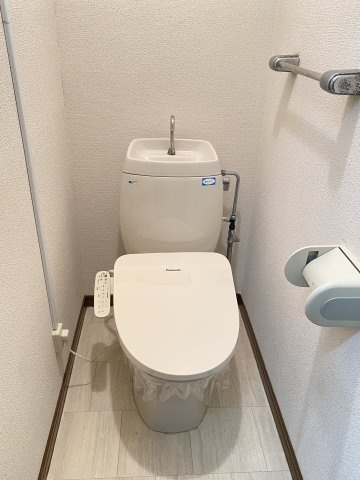 エスポワールのトイレ|温水洗浄便座付きです
