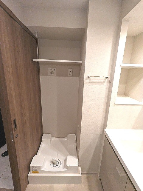 リージア浅草橋の設備|トイレと独立した洗面室です。脱衣室に棚付きの洗濯機置場あり便利です。排水口のお手入れし易い様に排水口を手前中央に配置し、足高の防水パンです