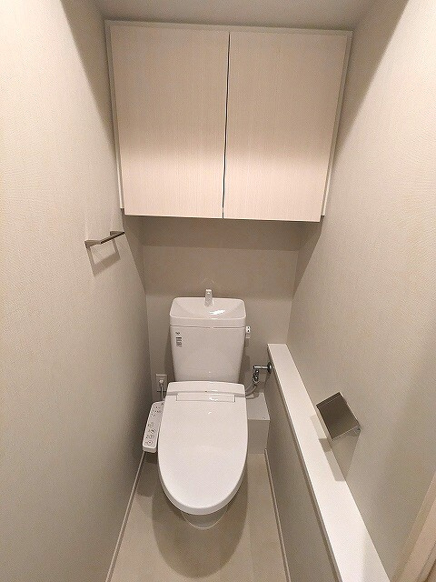 リージア浅草橋のトイレ|洗面室・浴室と独立した温水洗浄便座です。スマホや小物置きスペースあります