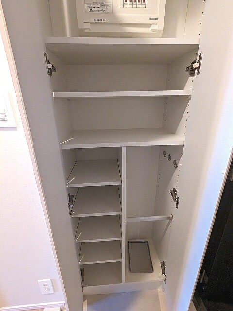 リージア浅草橋の玄関|傘入れ付きで収納豊富なトールタイプのシューズＢＯＸです