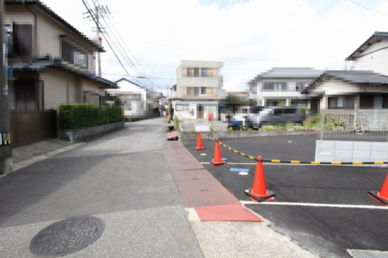 鴨部高町　中古戸建　西棟（未入居）の前面道路含む現地写真
