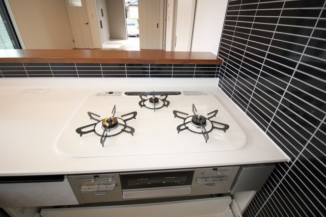 鴨部高町　中古戸建　西棟（未入居）のキッチン|3口コンロ