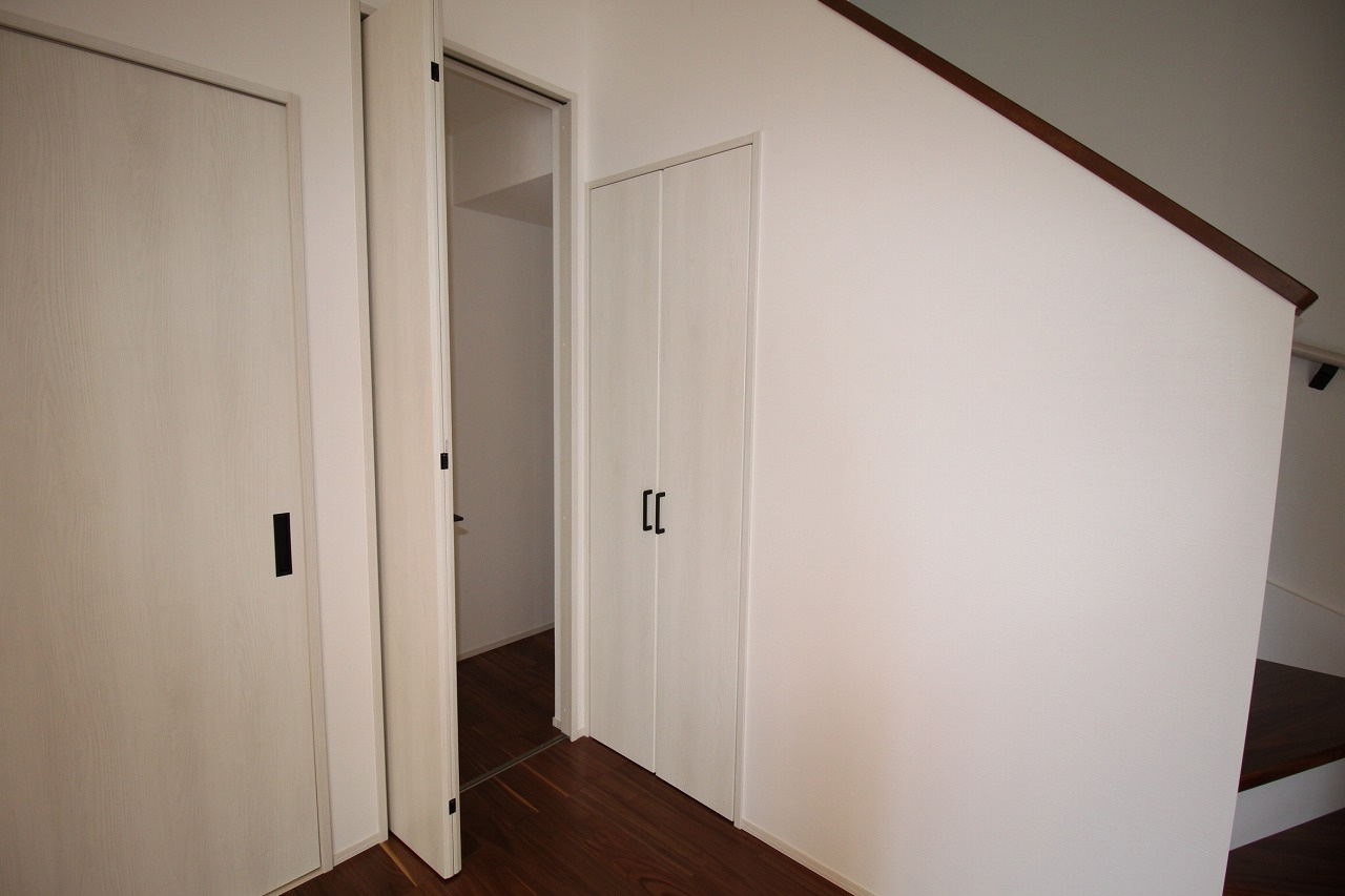 鴨部高町　中古戸建　西棟（未入居）の収納|階段下収納