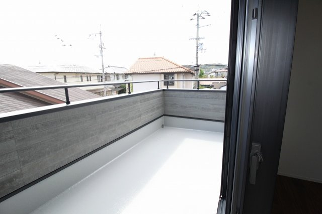 鴨部高町　中古戸建　西棟（未入居）のバルコニー|2Ｆ　南西の部屋　6.0帖　